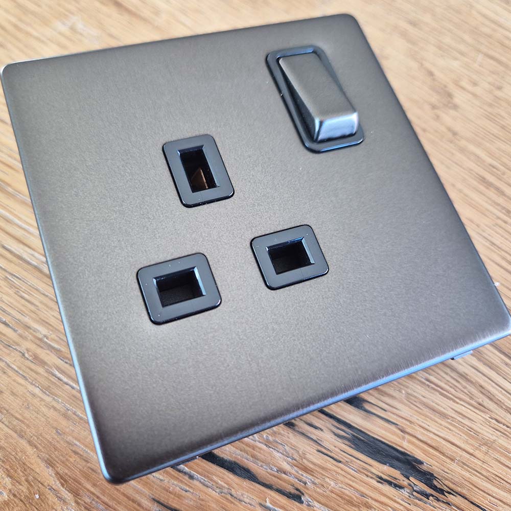Screwless Plate Matt Bronze 5A Round Pin Socket - Black Trim - Image 4