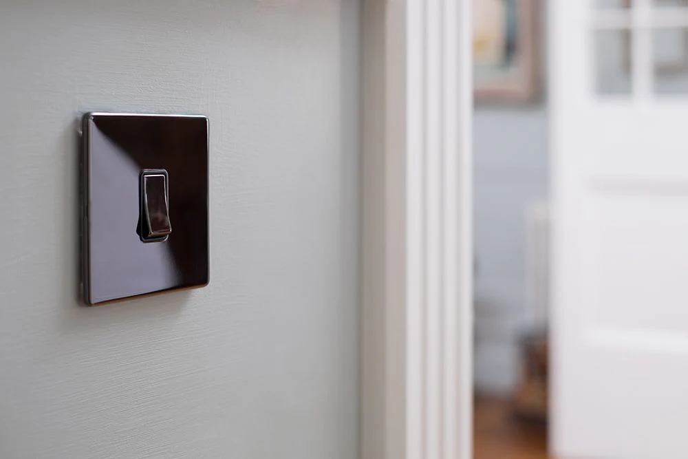 Screwless Black Nickel 10A 1 Gang 2 Way Light Switch - Image 4