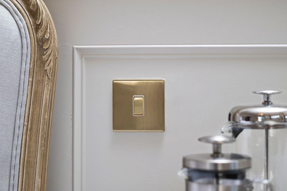 Screwless Brushed Brass 10A 1 Gang 2 Way Light Switch - Image 4