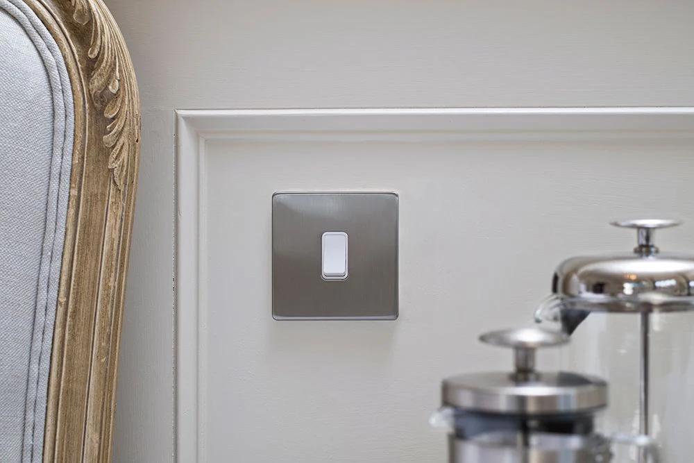 Screwless Raised - Brushed Chrome 10A 1 Gang 2 Way Light Switch - White Trim - Image 2
